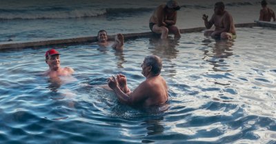 Български пенсионери налазиха гръцките плажове, местните недоволстват