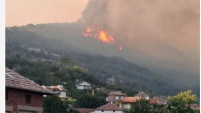 В Плоски огнищата още тлеят