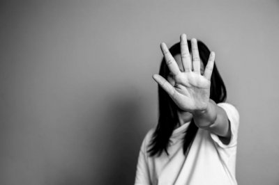 Мъж изпотроши покъщнина и заплаши с убийство 19-годишната си съпруга