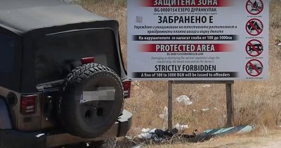 Туристи паркират колите си на плажа край Дуранкулак