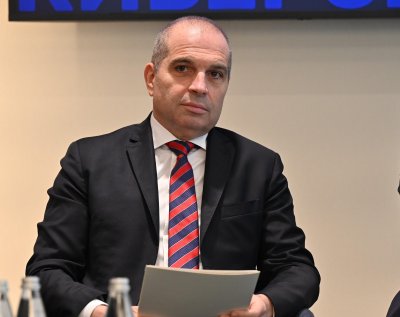 Гроздан Караджов сезира Комисията за защита от дискриминация заради сваленото от самолет дете