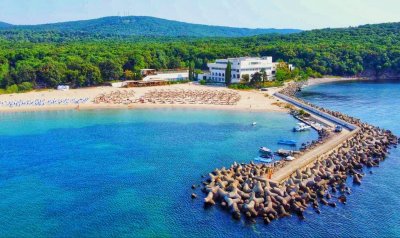 РЕПОРТАЖ Най-чистата морска вода превърна Приморско в летен хит