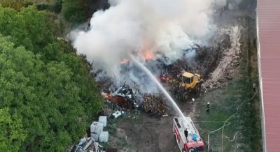 Евакуират Сунгурларе, пожарът отново се разпалва