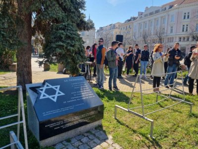 Оскверниха Паметника на спасителите в Бургас