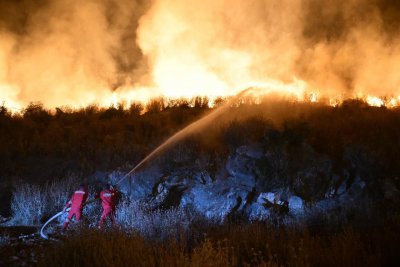 Евакуираха болница и два квартала заради огромен пожар в Албания