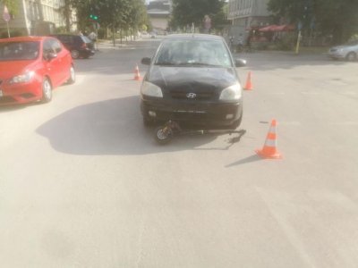 Младежи на тротинетка пострадаха, след като 18-годишна шофьорка ги блъсна в Разград