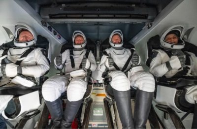Капсулата на Мъск с астронавти се завърна след 5 месеца престой в космоса (ВИДЕО)