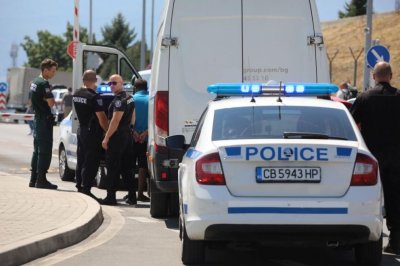 Опит за кражба на бус със стока, има задържан след гонка с полицията (СНИМКИ)