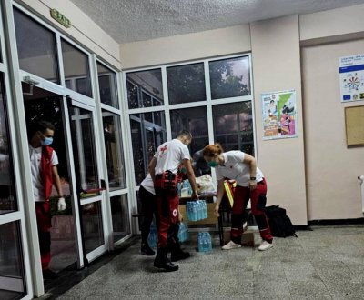 БЧК помага на евакуираните възрастни при пожара в Сунгурларе и Славянци