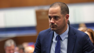 Калин Стоянов "стреля" с въпрос към Радев за кортежа му, блокирал Варна