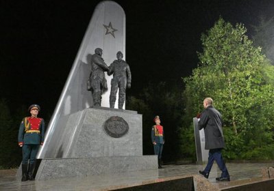 Пиарът тече: Путин постави цвете на мемориал за американско-съветска дружба 