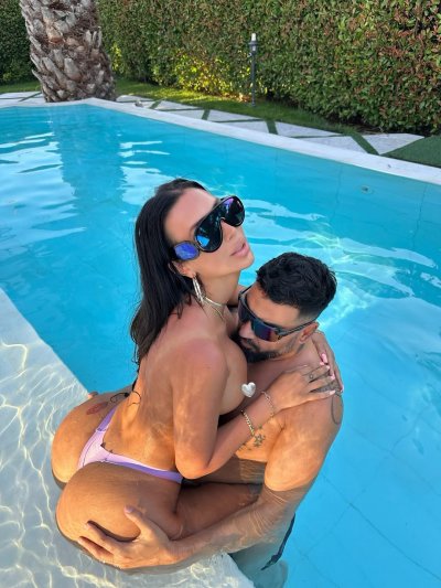 Атижа буквално е окупирала входа на блока в който живее