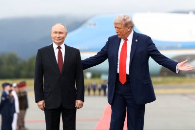 ИСТОРИЧЕСКО РЪКОСТИСКАНЕ: Тръмп и Путин се срещнаха за пръв път от 7 години (ФОТО)