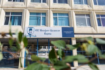 Задържаха ученици, запалили огън във варненско училище