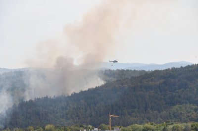 Хеликоптер се включва в гасенето на пожара около Дебелец