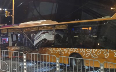 Тежка катастрофа в София: Кола се вряза в автобус, има загинал и 6-има ранени (СНИМКИ)