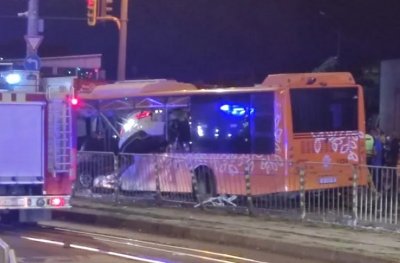 Тежка катастрофа в София: Кола се вряза в автобус, има загинал и 6-има ранени 