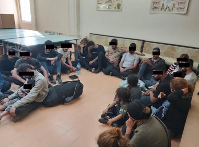 Откриха 28 нелегални мигранти в бус в Царево, шофьорът карал пиян и дрогиран