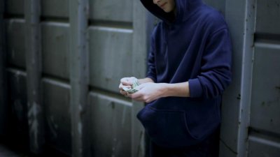 Тийнейджъри пребиха и ограбиха 50-годишен мъж в дома му