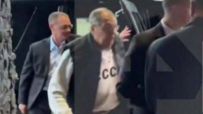 Другарю Лавров, пак ли се разпадаме? Руският външен министър се барна със суичър с огромен надпис "СССР" 