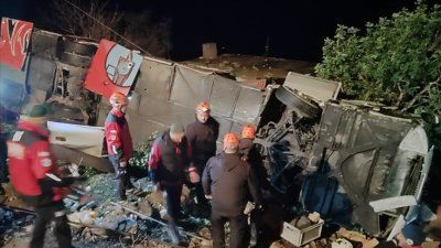 Трима загинали и 20 ранени при катастрофа на пътнически автобус край Истанбул