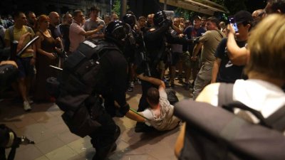 42 полицаи са ранени при сблъсъци с протестиращи в Сърбия снощи