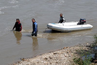 Водолази откриха катарамите на коланите на загиналото дете в Несебър