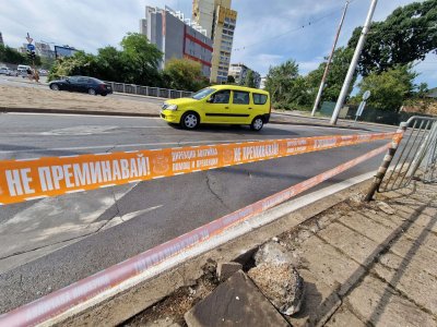Младежът, врязал колата си в автобус в София, е задържан и под охрана в болницата