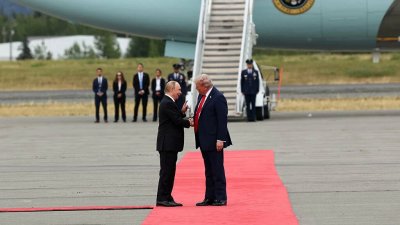 Извънредно: Тръмп и Путин си стиснаха ръцете в Аляска (ФОТО)