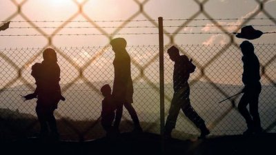 Откриха нелегални мигранти със счупени крака в къща в Софийско