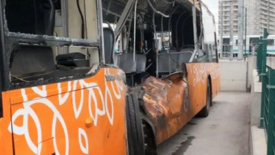 Опериран е мъжът, пострадал тежко при катастрофата между автобус и кола в София