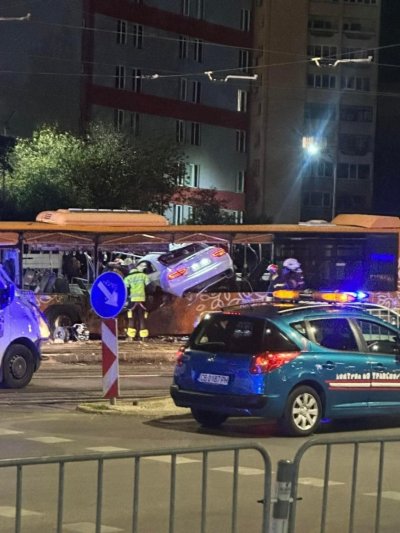 Моментът, в който кола се вряза в прозореца на автобус в София (ВИДЕО)