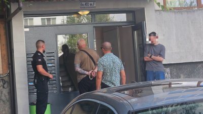 Пласьорите на фалшиви евро остават в ареста