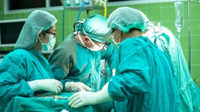Яжте бавно: Лекари извадиха рибена кост, забита от 3 месеца в езика на пациент