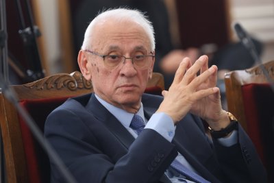Здравният министър спира износа на жизненоважно лекарство 