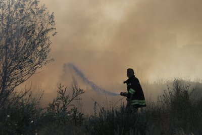 Пожар пламна и край язовир "Кърджали", застрашени са три села