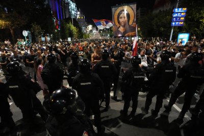 Нови арести и ранени полицаи по време на протестите в Сърбия