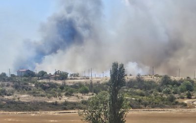 6 пожарни гасят голям пожар в Българово, жителите се евакуират