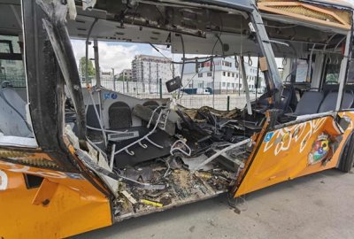 Оперираха шофьора на смазания автобус