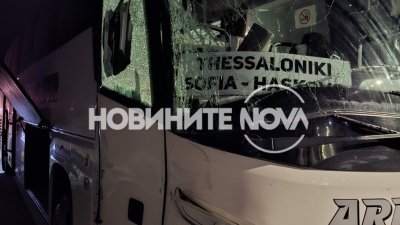 Тир и автобус се удариха на входа на София