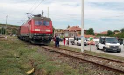 Товарен влак фраснал автомобил на неохраняем жп прелез, няма пострадали