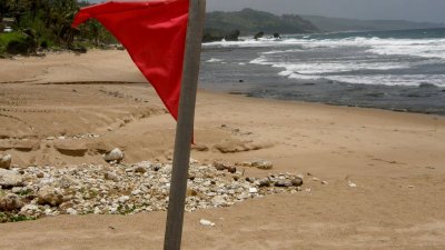 На червен флаг: Извадиха турист насила от водата и му сложиха белезници 