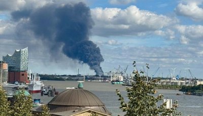 Огромен пожар на пристанището в Хамбург, има пострадали