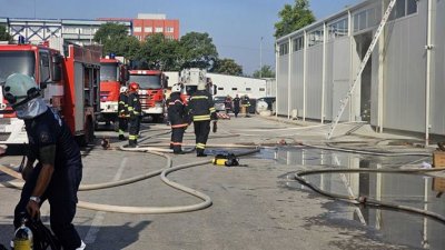 Пожар избухна в склад за обувки в Пловдив 
