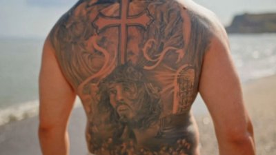 Епилирани мачовци с високо самочувствие напомпани бицепси изобилни татуси и