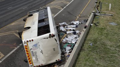 Автобус с 52-ма туристи катастрофира в Ню Йорк, загинало е дете 