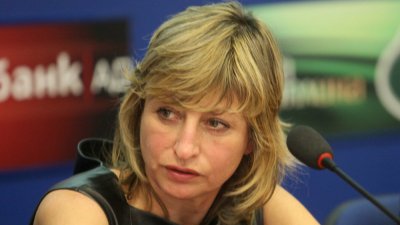 Мира Радева: Пионерският ръководител ме опипваше когато бях на 9!