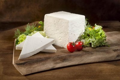 Само до средата на годината: Изяли сме 6 000 тона фалшиво сирене 