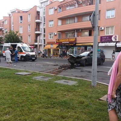 Зрелищна катастрофа до стадиона на Несебър изправи косите на минувачи (СНИМКИ)