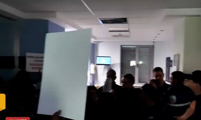 Народен гняв: Протестиращи нахлуха в болницата  в Русе, в която умря родилката и започнаха да трошат 